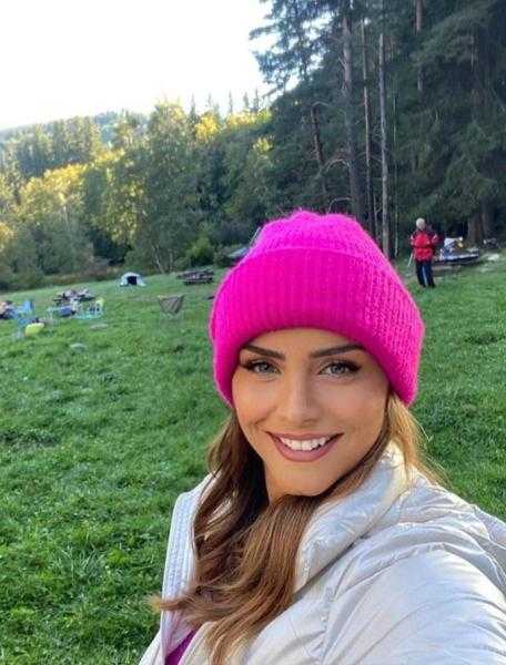 وسط الحقول.. الفنانة اللبنانية نور تستمتع بوقتها