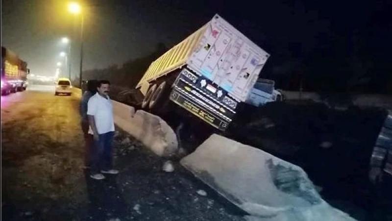 انقلاب سيارة نقل محملة بالقمح أعلى الطريق الدائري بقليوب