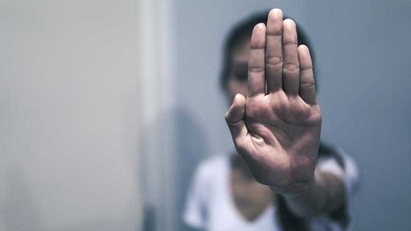 أستاذ طب نفسي يفسر سلوكيات المتحرشين بالأطفال وأنواعهم النفسية