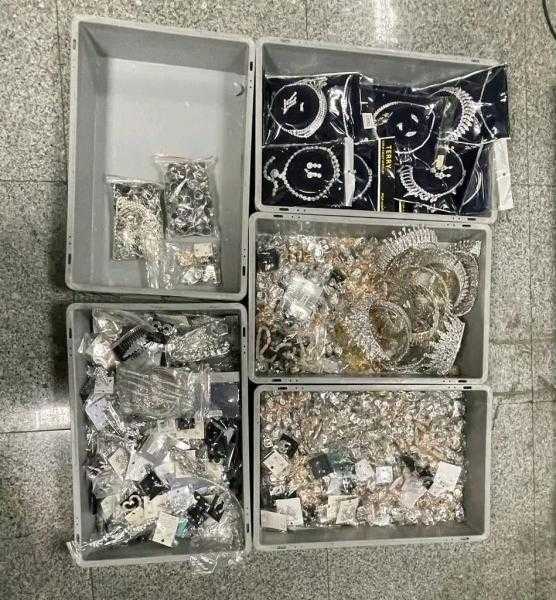 جمارك مطار برج العرب تحبط تهريب 20 كيلو فضة وهواتف محمولة