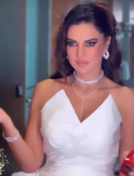 بفستان أبيض وباقة ورد.. كيف أثارت درة دهشة جمهورها؟