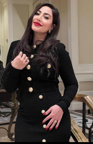 بالأسود.. بوسي تبرز جمالها في أحدث ظهور لها