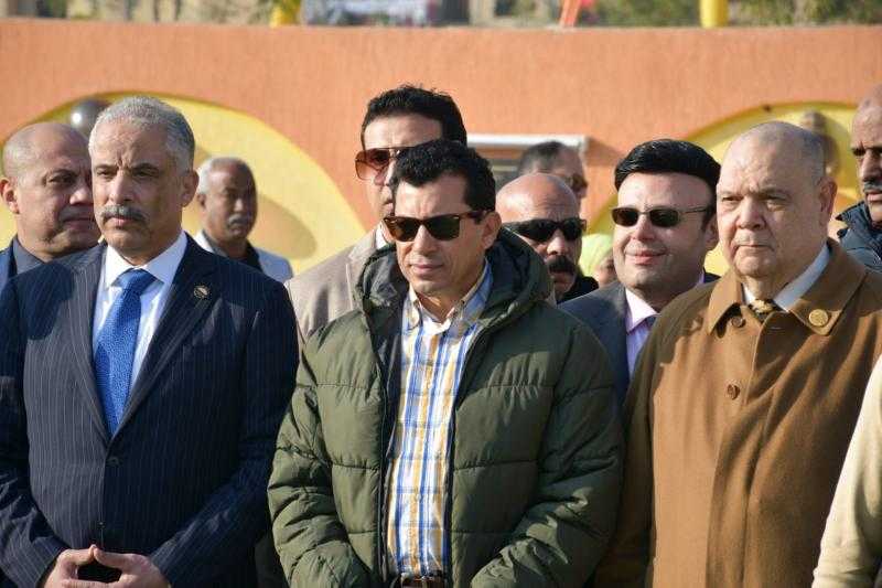 وزير الشباب والرياضة يفتتح مجمع حمامات السباحة بمركز شباب المعصرة