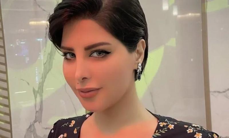 إطلالة جذابة باللون الأسود للفنانة شمس الكويتية