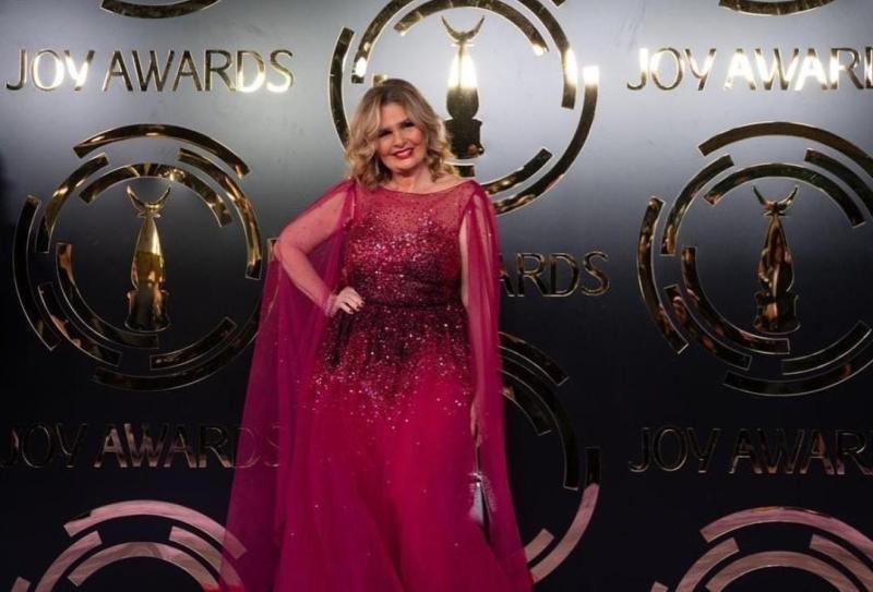 بالأحمر الناري.. يسرا تخطف الأنظار في مهرجان جوي أووردز