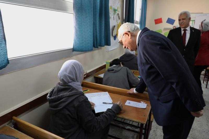 على طريقة «كده رضا».. تفاصيل ضبط طالبة تؤدي الامتحان بدلًا من شقيقتها بالمنوفية