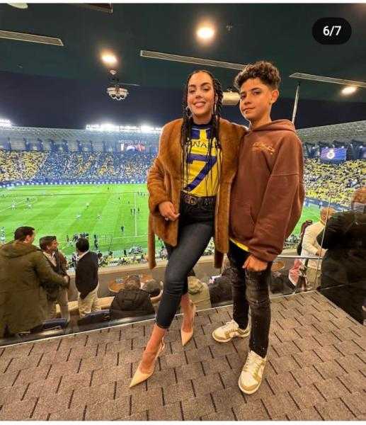 إطلالة ناعمة.. جورجينا تستعرض جمالها بالرستا