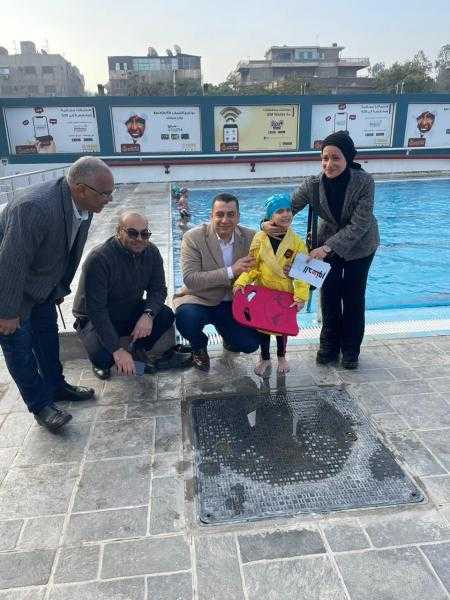 وزير الرياضة يحقق أمنية الطفلة تاليا بطلة ”قادرون باختلاف” بالتدرب على السباحة