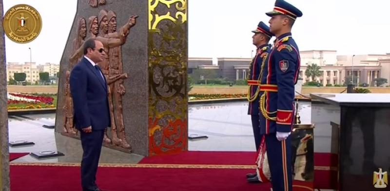 السيسي يضع إكليلا من الزهور على قبر الجندي المجهول بأكاديمية الشرطة