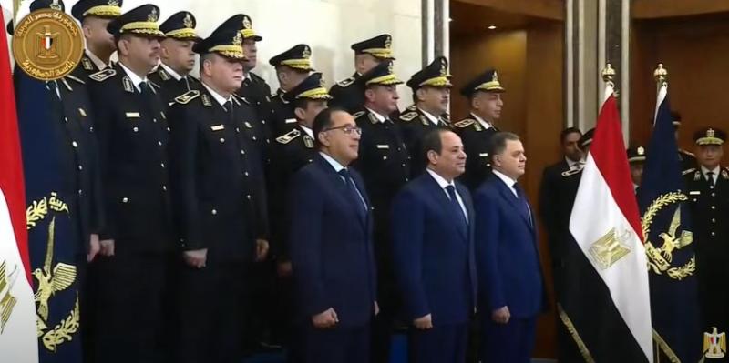 السيسي يلتقط صورة تذكارية مع وزير الداخلية وقيادات الشرطة في الذكرى الـ 71 لعيدهم