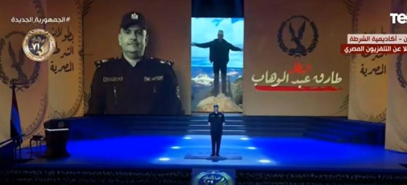 ترحيب حار من السيسي بأحد أبطال الشرطة الذي فقد ذراعيه فى إحدى العمليات.. «فيديو»