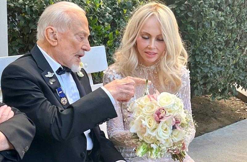 رائد فضاء «أبوللو 11» يتزوج حب قديم في عيد ميلاده الـ 93