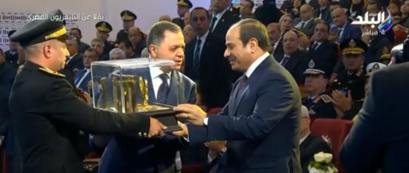 هدية تذكارية من وزير الداخلية للرئيس السيسي.. «فيديو»