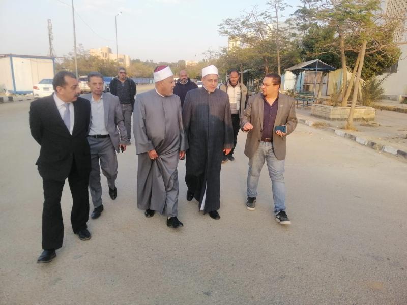 رئيس جامعة الأزهر خلال التفقد 