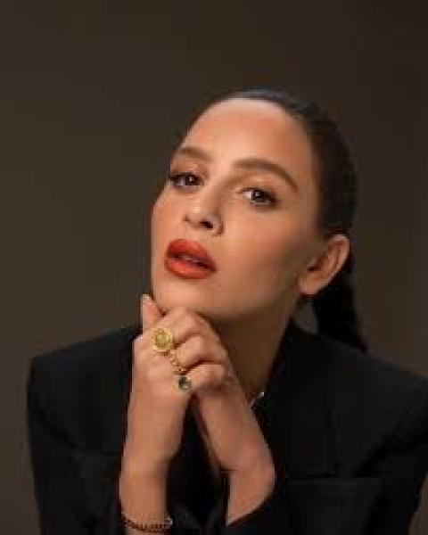 بإطلالة ناعمة مكشوفة الضهر.. جميلة عوض تسحر القلوب في أحدث ظهور