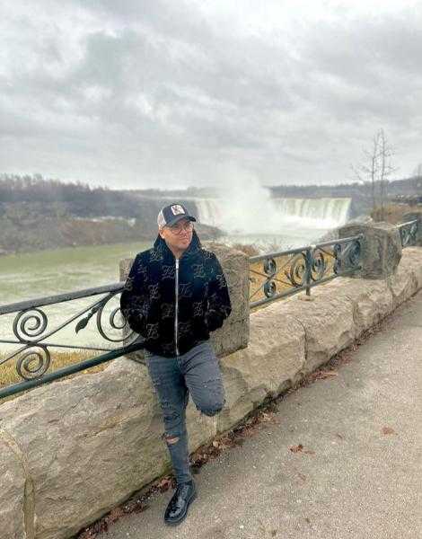 «وراء الشلالات».. أحدث ظهور لعمر كمال في كندا