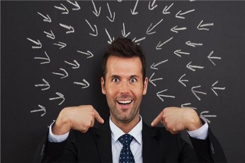 استشاري أمراض نفسية: بيئة العمل دائمًا ما تضم الغيور والمنافق والعصفورة.. «فيديو»