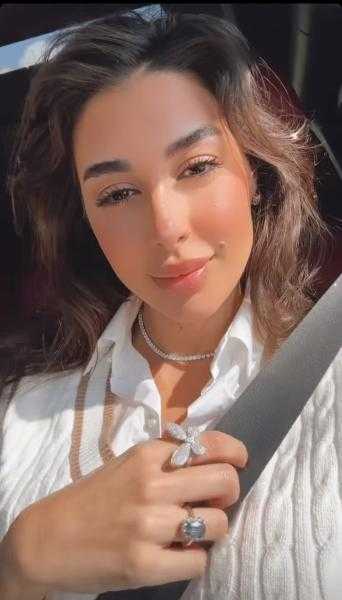 إطلالة ناعمة للفنانة ياسمين صبري من داخل سيارتها