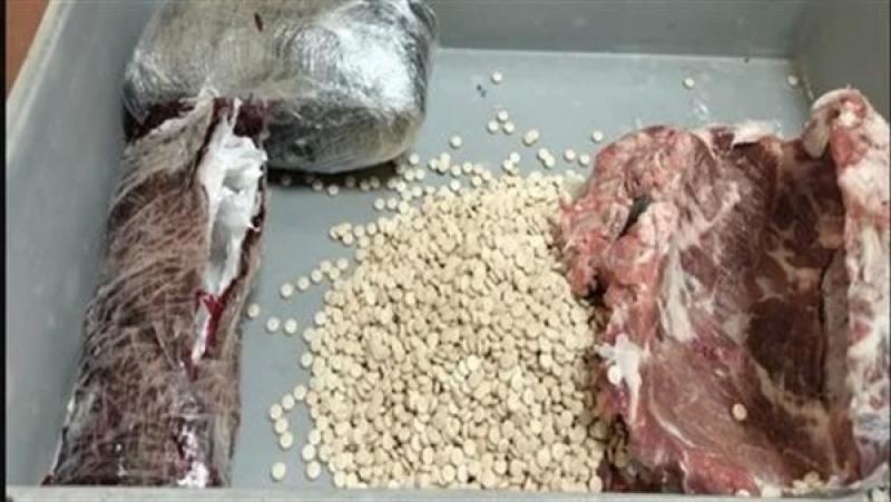 حبس راكب حاول تهريب أقراص مخدرة داخل لحوم مجمدة بمطار القاهرة