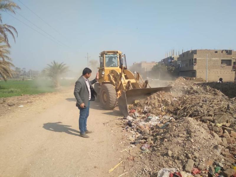 أشرف أنور يوجه بشن حملات نظافة مكثفة بطريق مصر أسوان ومدخل مصنع السكر بدشنا