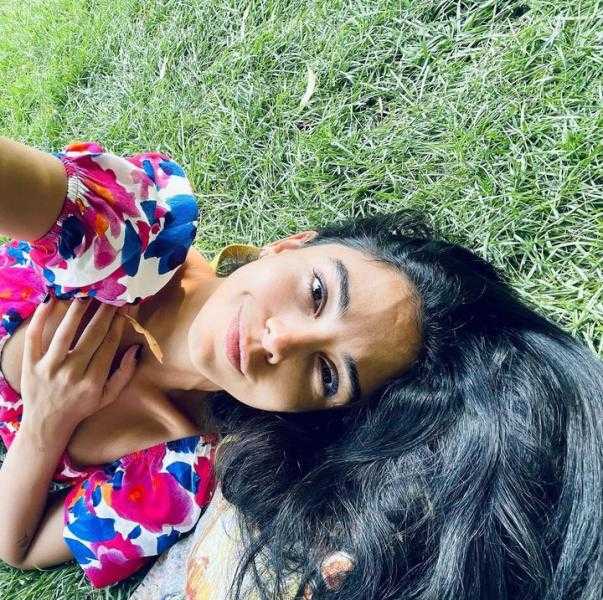 إطلالة بدون مكياج على الحشائش الطبيعية للفنانة سلمى أبو ضيف