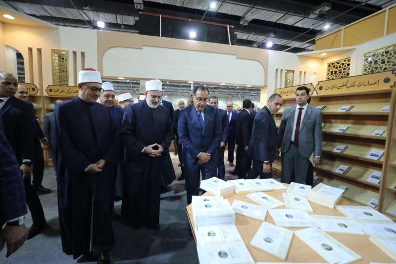 رئيس الوزراء ووكيل الأزهر خلال الزيارة