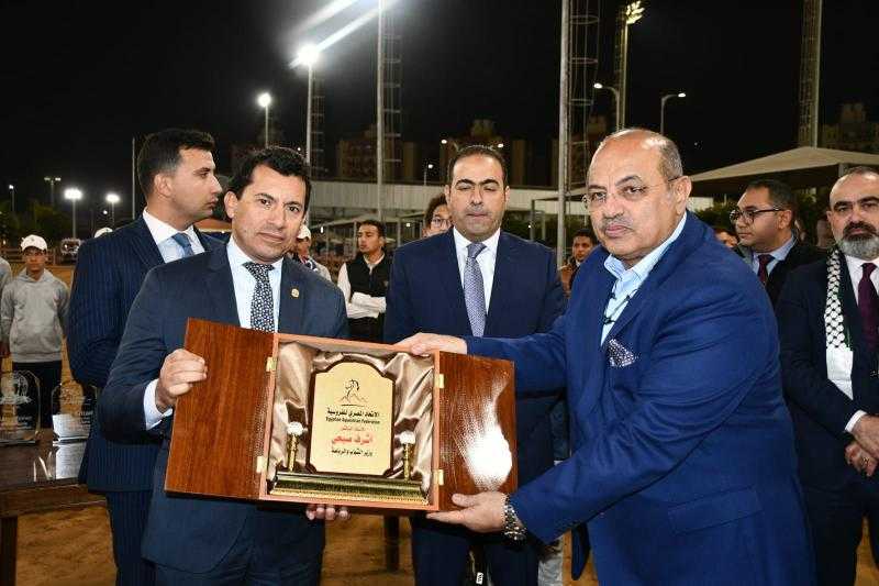 وزير الرياضة يشهد ختام البطولة التأهيلية لكأس العالم للفروسية في التقاط الأوتاد