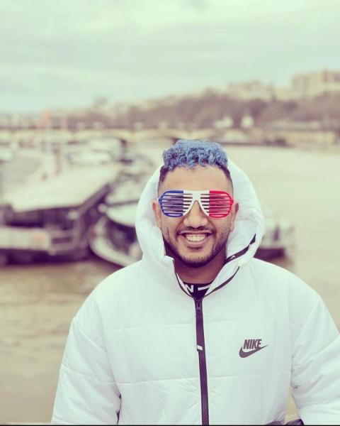 أوس أوس يقوم بتكسير الأطباق داخل مطعم شهير