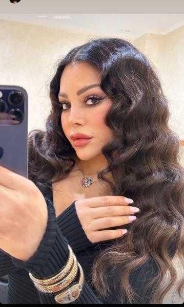 هيفاء وهبي تخطف الأنظار بإطلالة ناعمة أمام المرايا