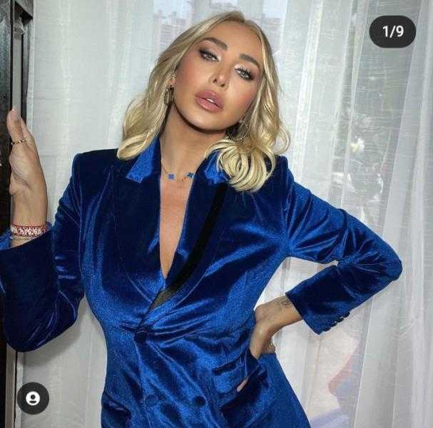 جويل مردينيان تخطف الأنظار بفستان أزرق