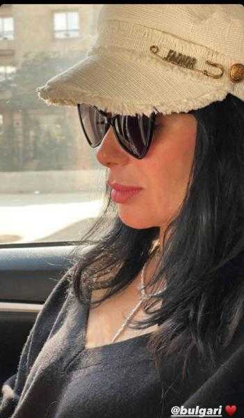 «بقبعة ونضارة سوداء».. إطلالة ناعمة لـ منى زكي عبر إنستجرام