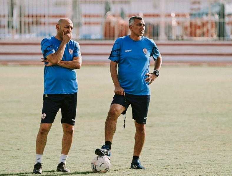 أسامة نبيه يلقي محاضرة فنية على اللاعبين داخل أرضية الملعب