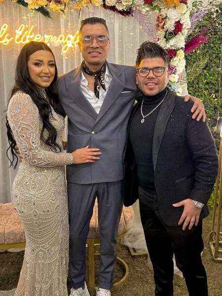 «لقى بنت الجيران».. عمر كمال يحتفل بخطبة حسن شاكوش