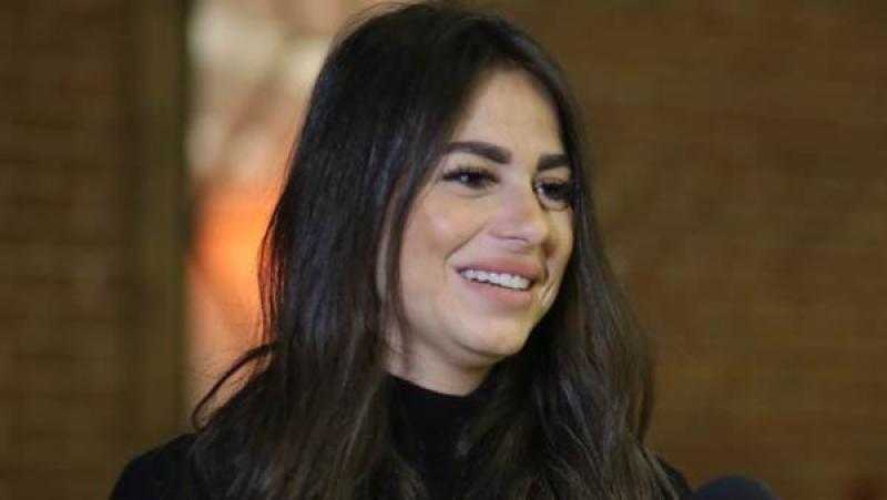 شهد رمزي تستعرض جمالها من داخل سيارتها