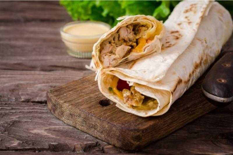«زي بتاع المحلات».. طريقة عمل ساندوتش الشاورما
