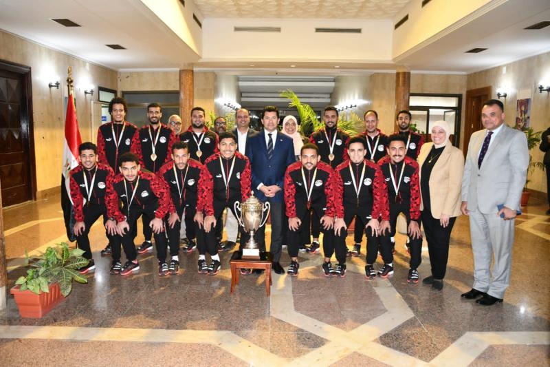 أشرف صبحي يلتقي منتخب وزارة الشباب والرياضة للصم بعد تتويجه بلقب البطولة الدولية الودية لكرة الصالات بالإمارات