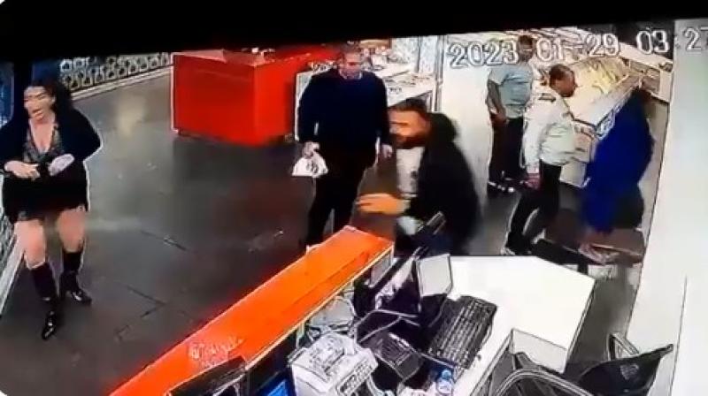 ‫بالفيديو.. مشاجرة ”بالسلاح” بين رجلين داخل ”سوبر ماركت”