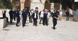 مستوطنون إسرائيليون يقتحمون ساحات المسجد الأقصى في حماية شرطة الاحتلال