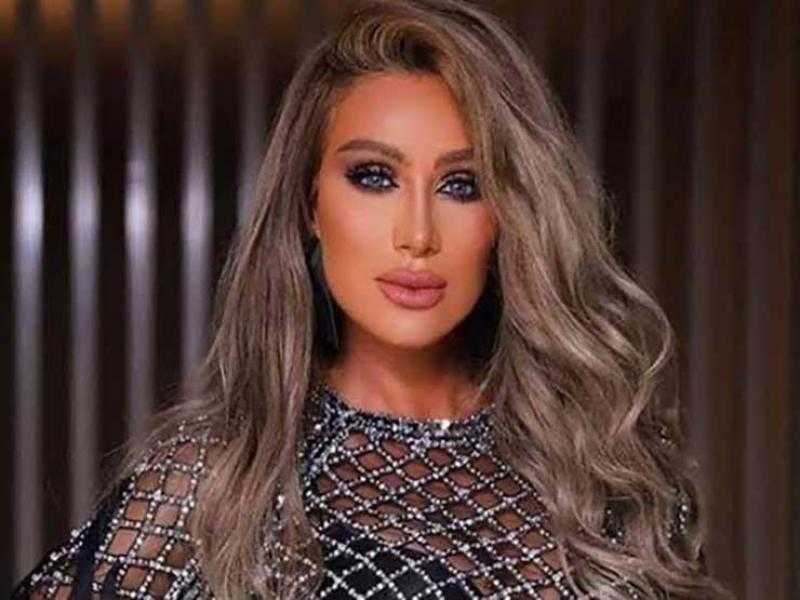 إطلالة غير تقليدية وجريئة للفنانة مايا دياب في أحدث ظهور لها