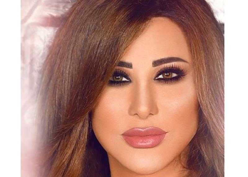 نجوى كرم تتألق بجلد برتقالي داخل سيارتها