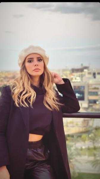 إيمان العاصي تخطف الأنظار بإطلالة شتوية ناعمة