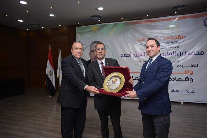 رئيس اتحاد أرباب العمل في موريتانيا يتقلد وسام العطاء وشهادة الإبداع الاقتصادي