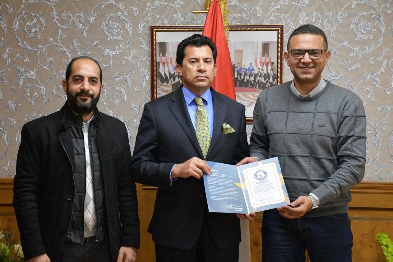 وزير الشباب والرياضة يُكرم المغامر المصري علي عبده بعد تسجيله رقمين قياسيين