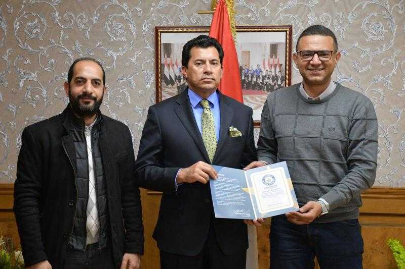 بعد تسجيله رقمين قياسيين في جينيس.. وزير الرياضة يُكرم المغامر علي عبده