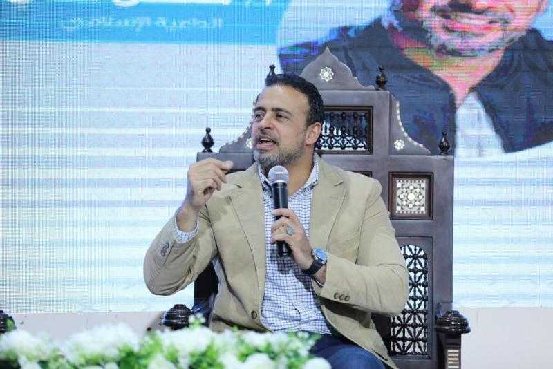 مصطفى حسني: الله يحب مصر فاطمئنوا واعملوا لنهضتها