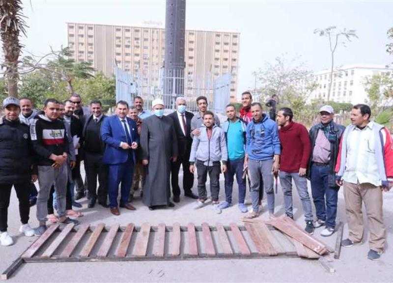 رئيس جامعة الأزهر يشيد بجهود العاملين في تجميل الحرم الجامعي