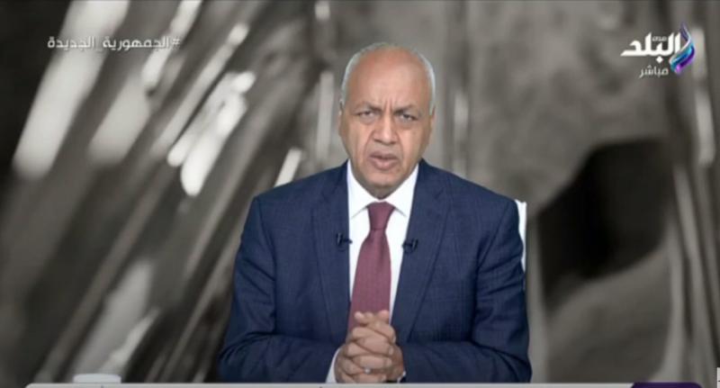 مصطفى بكري: «السيسي عايز البلد تقف على رجلها وحط نفسه في النار»