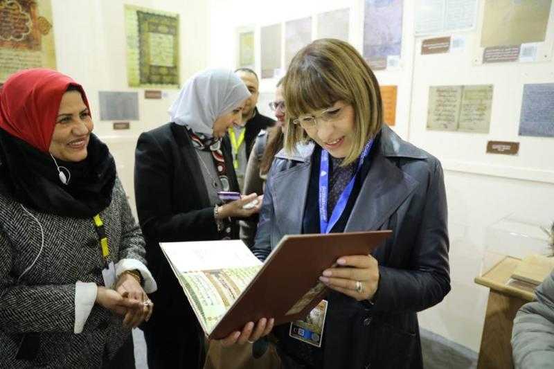 منسق الأمم المتحدة في مصر تزور جناح الأزهر وتبدي انبهارها بمعروضاته
