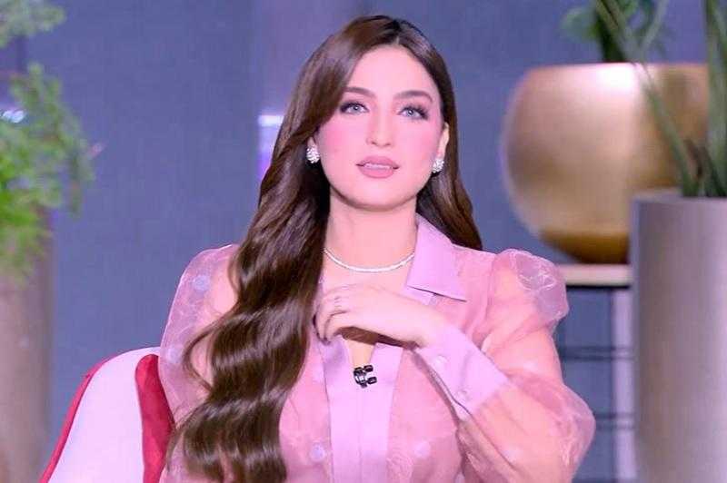 «فرعونك نعمة».. ياسمين عز تُعدد فوائد «الطبطبة» على أكتاف الأزواج - فيديو