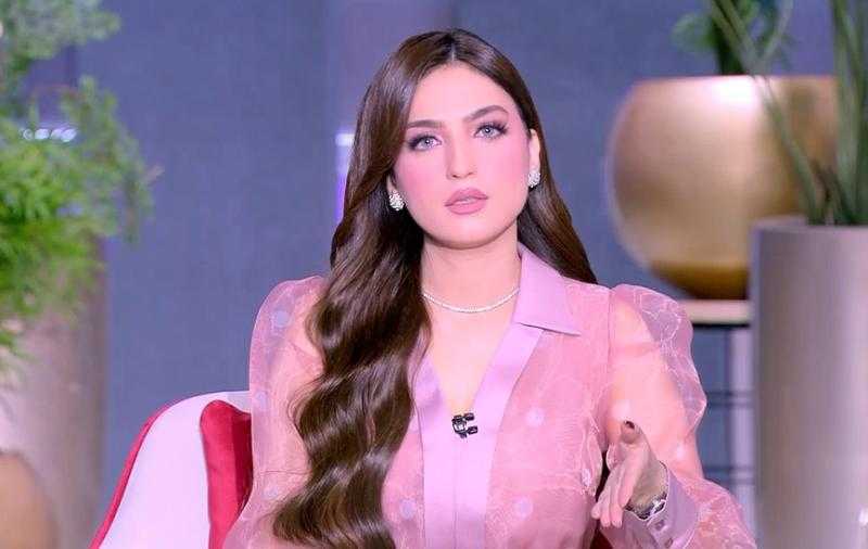 «عيون محمود وحواجب مصطفى».. ياسمين عز تناشد المطاعم بإضافة أطباق حلويات بأسماء الرجال